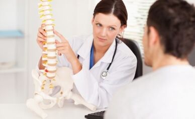 Lékař říká pacientovi o stádiích hrudní osteochondrózy a jejich projevech