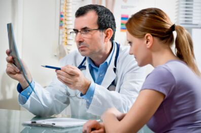 Pokud se objeví první známky osteochondrózy hrudní oblasti, doporučuje se okamžitě konzultovat s lékařem