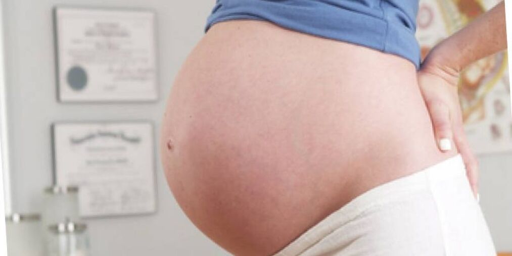 Během těhotenství ženy často pociťují bolesti zad v bederní oblasti. 