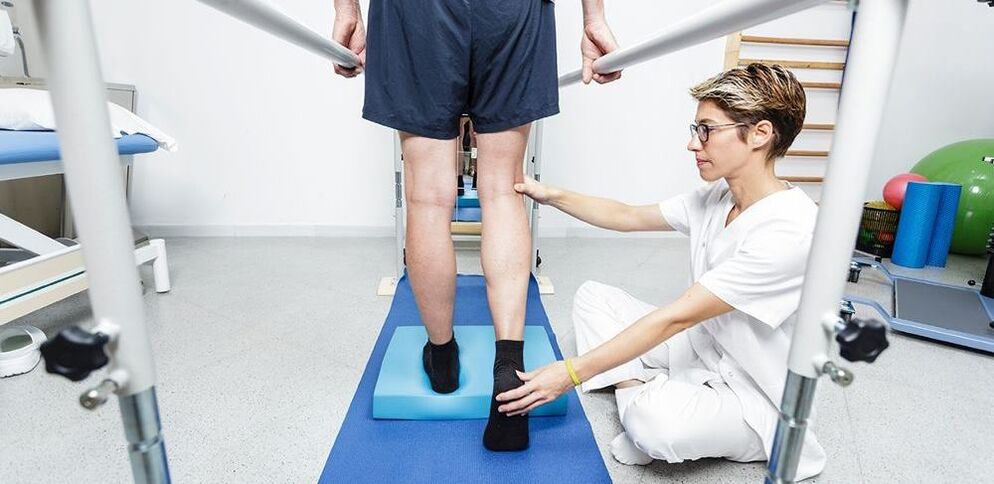 Fyzioterapeut instruující pacienta s artrózou kolene